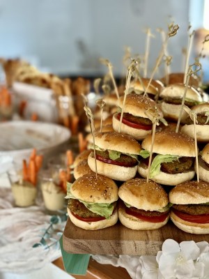 Turm aus Mini-Burgern auf einer Holzetagere