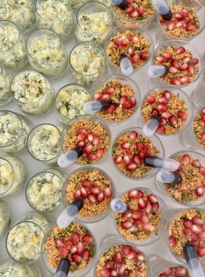 Dessertgläser und Törtchen von oben fotografiert