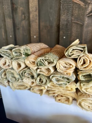 Aufgerollte Wraps dicht an dicht auf einer Buffetplatte