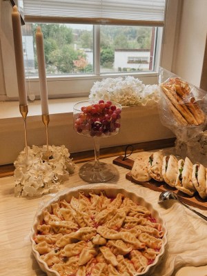 Runde Platte mit Baklava und Blätterteigstangen
